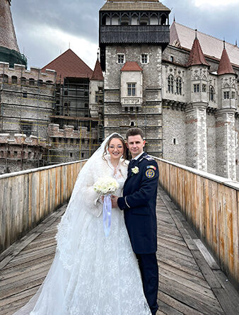 Un polițist din România își sărbătorește căsătoria în uniformă