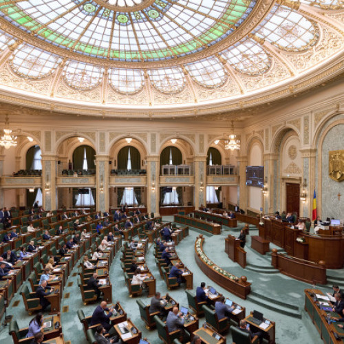 Opoziția din Senat depune trei moțiuni simple împotriva Guvernului Bolojan