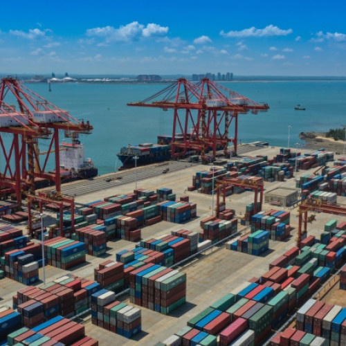 Deficitul comercial al României scade ușor în 2025, atingând 32,7 miliarde euro