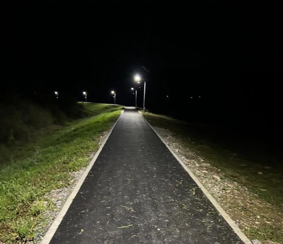 Traseele turistice din zonă includ rute importante pentru vizitatori