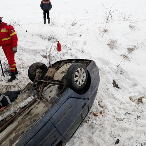 Accident rutier în județul Suceava: doi soți răniți grav