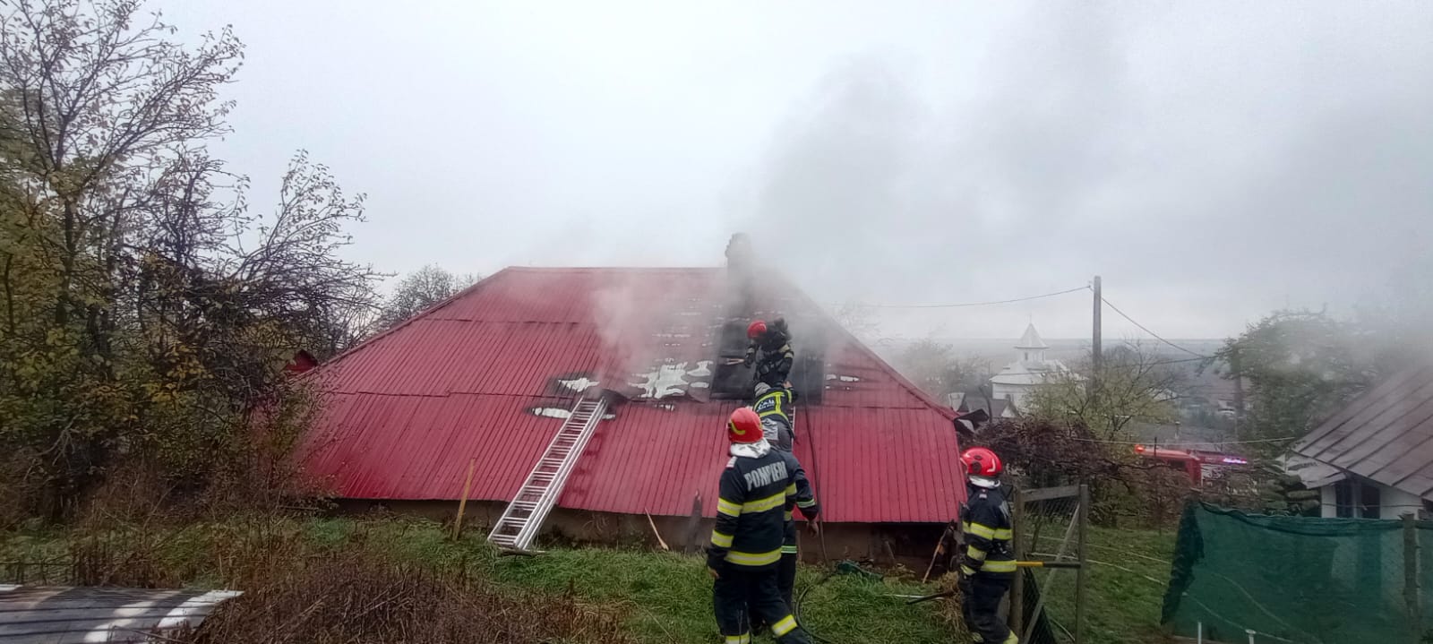 Incendiu la acoperișul unei locuințe din comuna Țibucani