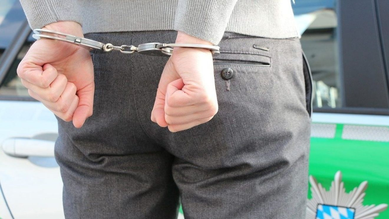 Poliția Română aduce cinci persoane urmărite internațional în țară