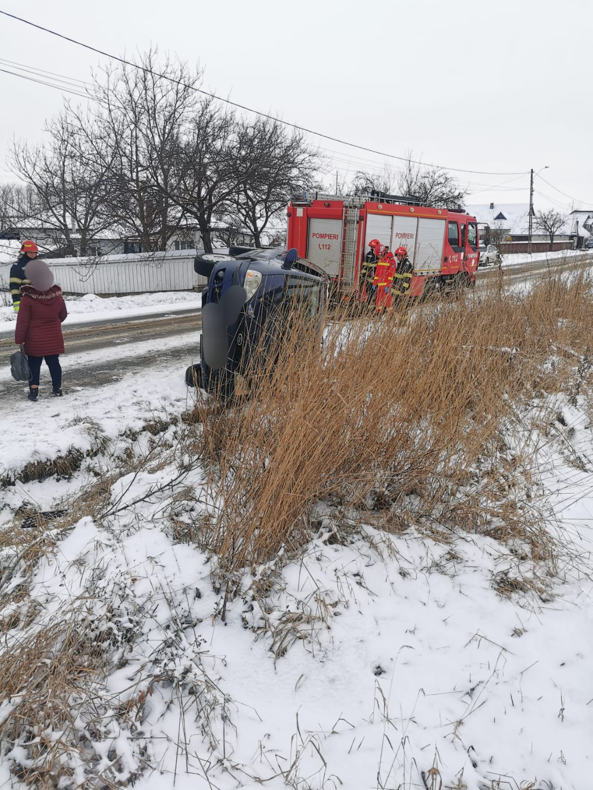 Accident rutier în Grumăzești: Un autoturism s-a răsturnat