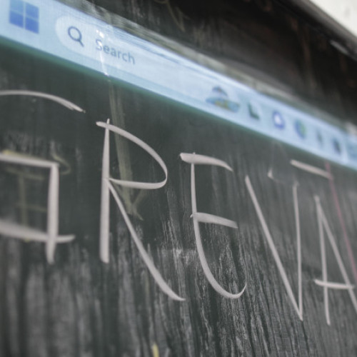 Bolojan: Norma didactică de 20 de ore, o măsură necesară pentru stabilizarea învățământului