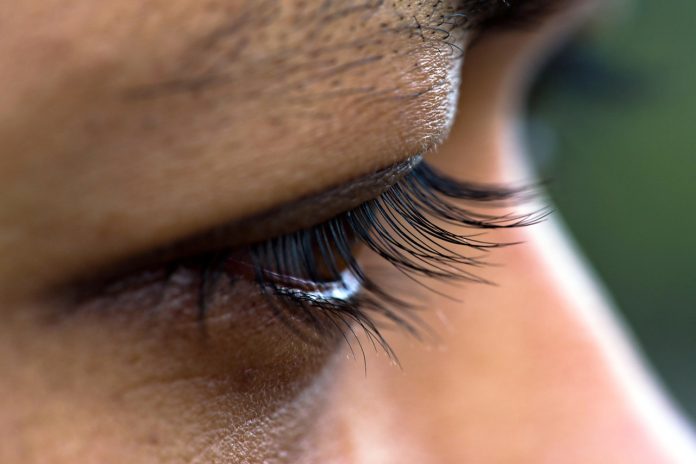 Atenție la lipiciul de gene: risc de pierdere a vederii