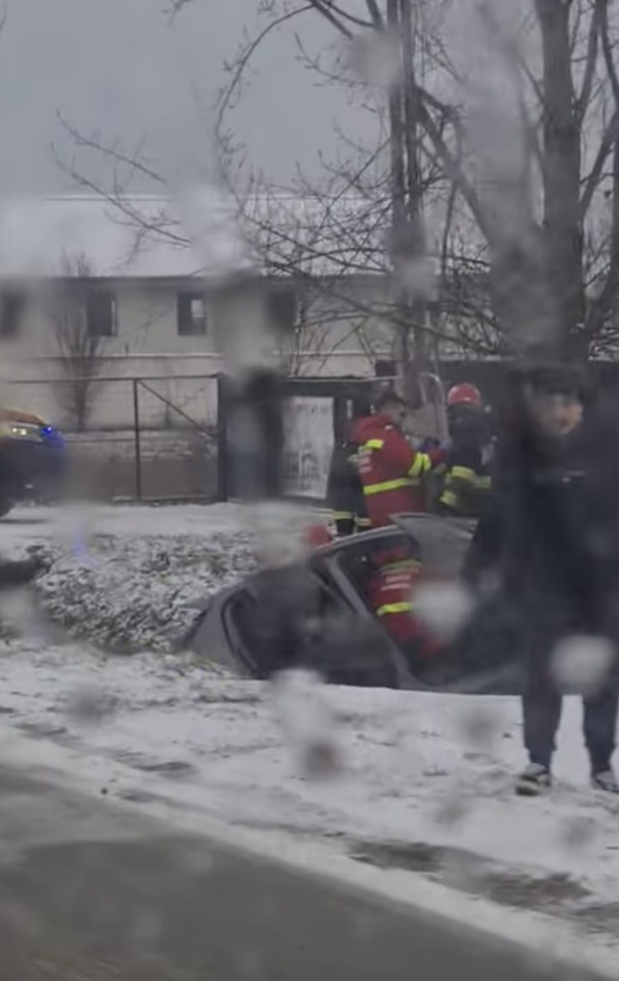 Accident rutier în Târgu Jiu: o femeie a rămas blocată în autoturism