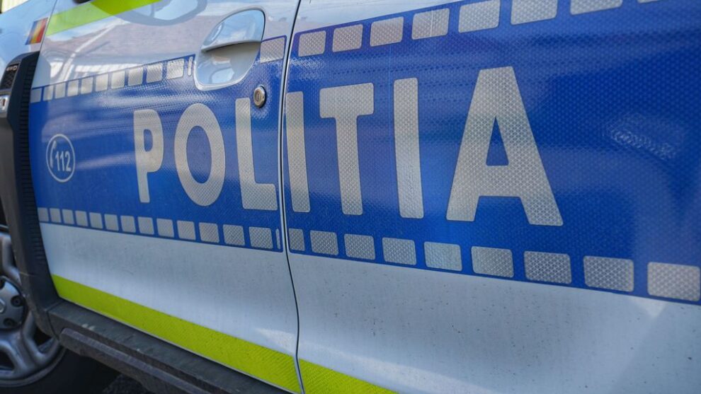 Tânăr agresiv distruge bunuri publice, dus la Poliție