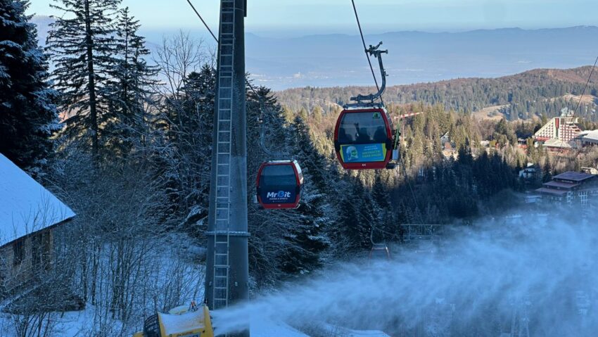 Se desfășoară producerea zăpezii pe pârtiile din stațiune