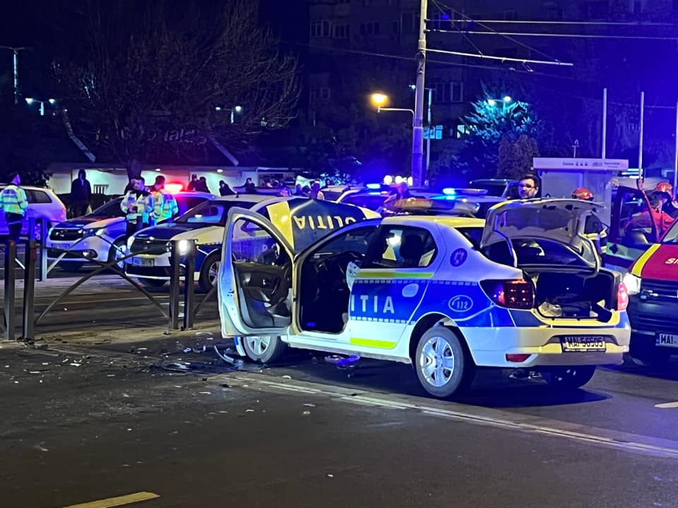 Autoturism vandalizat în fața blocului în Bumbești Jiu