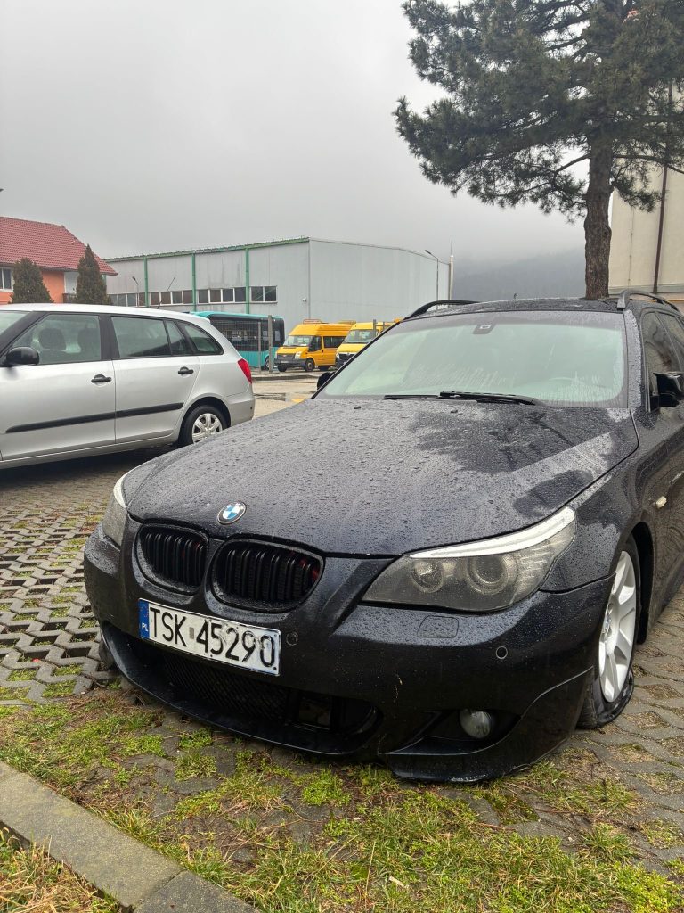 Vandalism în Bumbești-Jiu: un tânăr își găsește BMW-ul tăiat