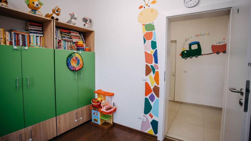 Mobilier nou pentru școlile din Harghita, în cadrul unui proiect educațional