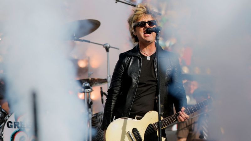 Green Day își temperaază mesajele politice în performanța de la Super Bowl