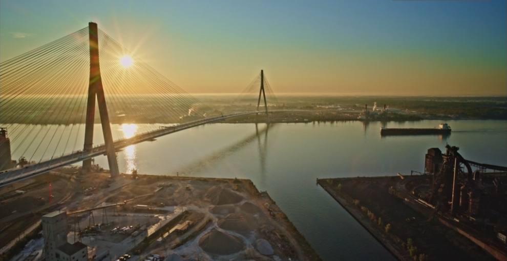 Trump amenință cu blocarea deschiderii podului către Canada