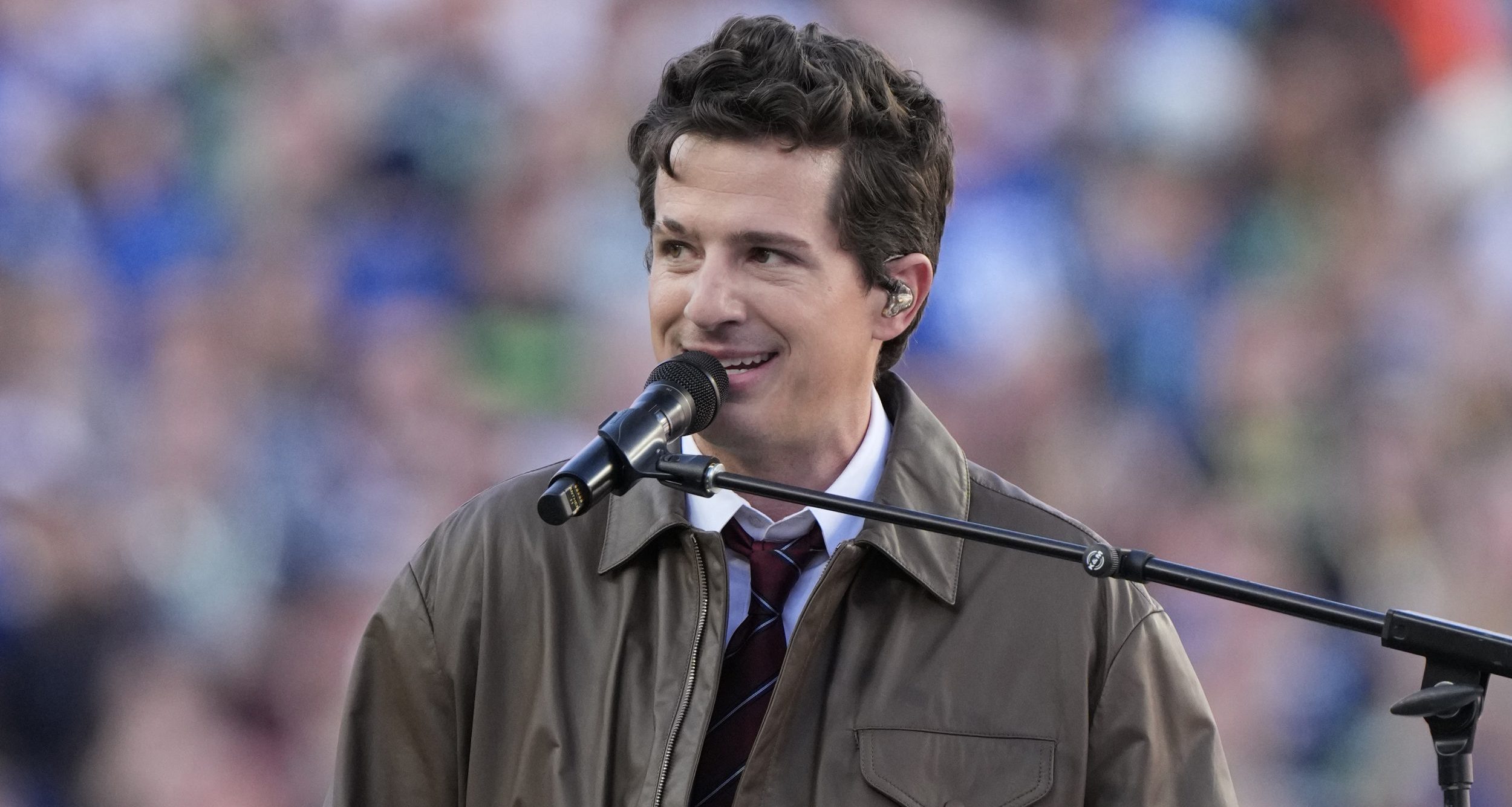 Operatorul de cameră NBC surprinde momentul perfect cu Charlie Puth la imnul național
