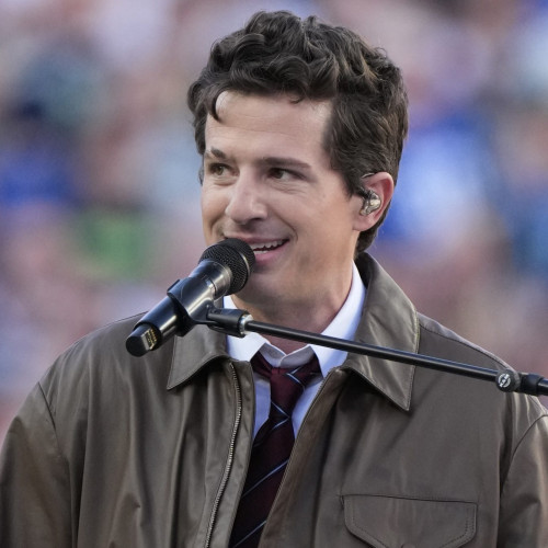 Operatorul de cameră NBC surprinde momentul perfect cu Charlie Puth la imnul național