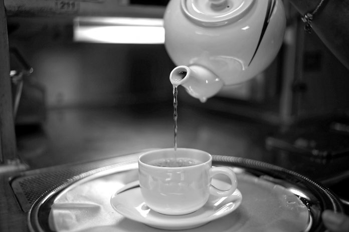 Trendul „Becoming Chinese”: Apa fierbinte devine populară în rutele de dimineață