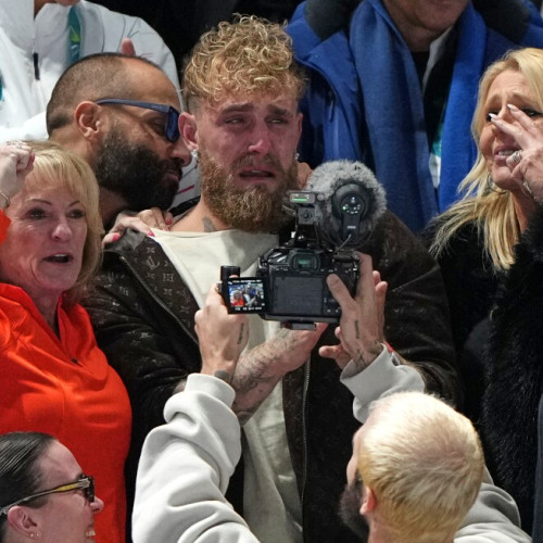 Jake Paul aplaudă din rândul doi, în timp ce logodnica sa, Jutta Leerdam, câștigă aur la patinaj viteză olimpic