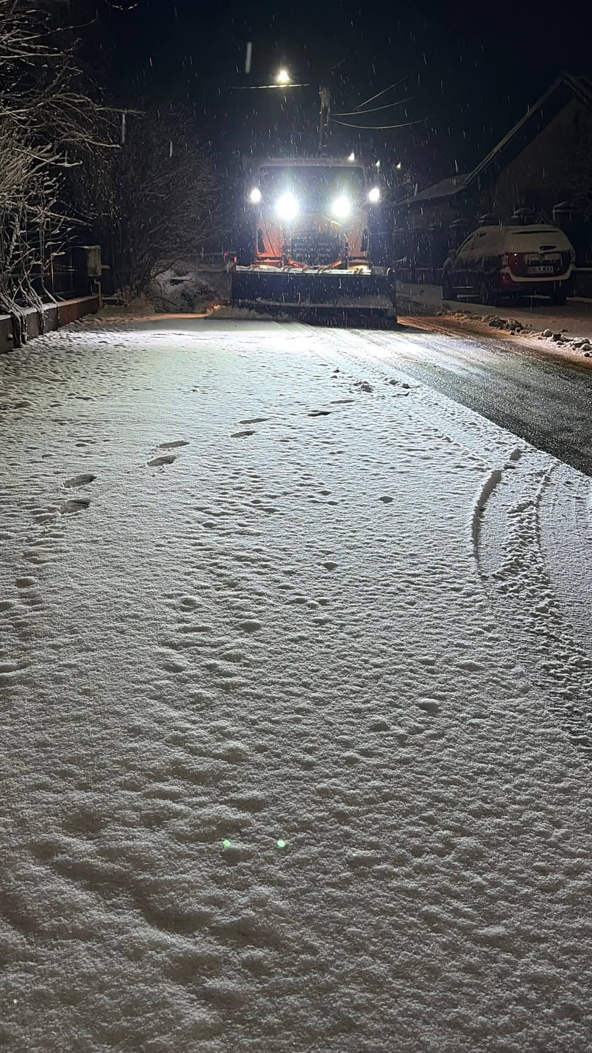 Ninsoarea din Răzvad a mobilizat echipele de intervenție pe timp de noapte