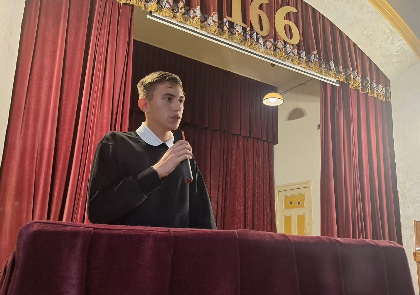 Un student din Botoșani publică o carte de poezii originală