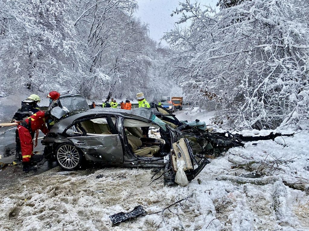 Accident rutier în Lunca Corbului: șoferul a fost asistat de medici