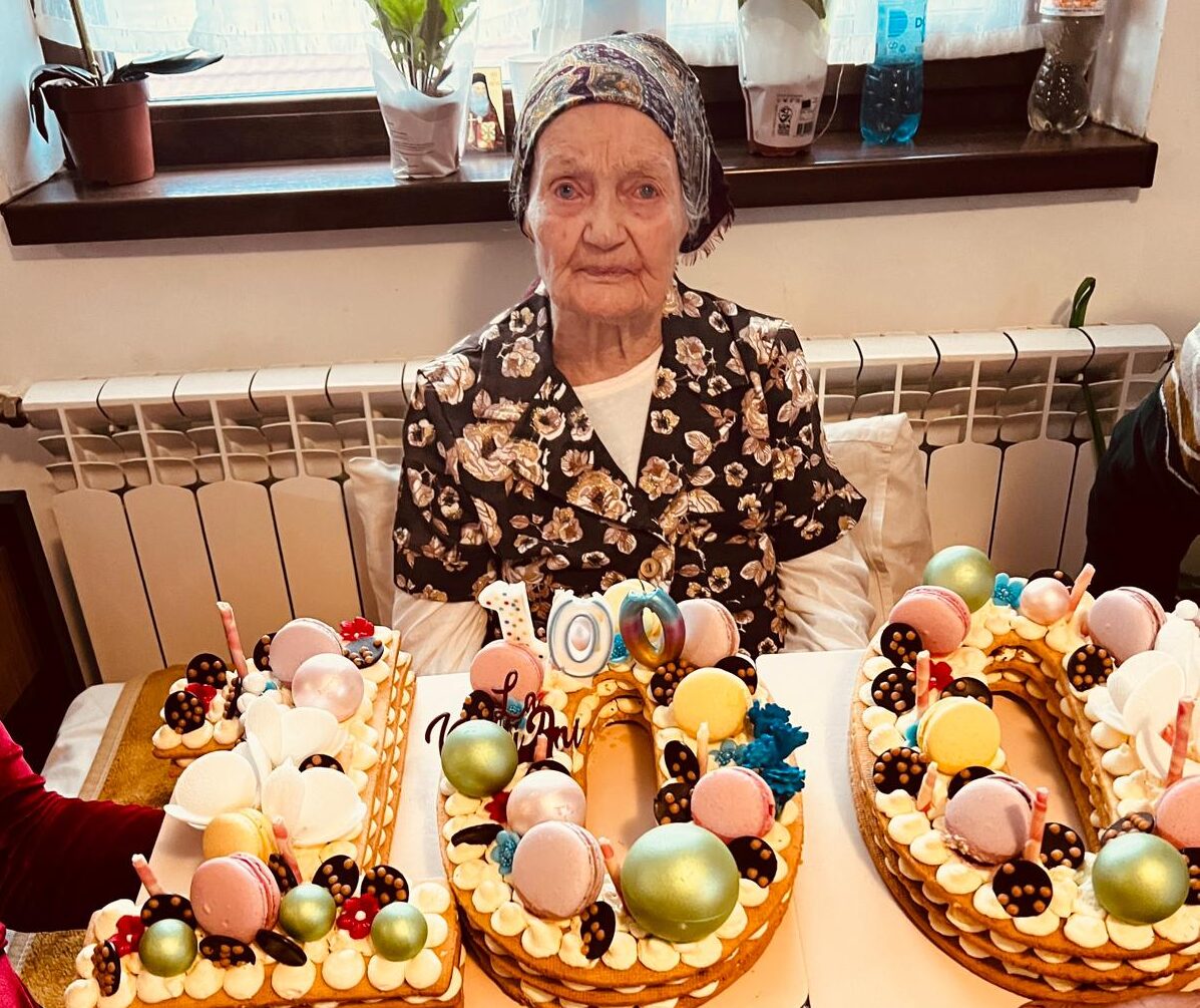 Bunica de 100 de ani sărbătorită cu veselie în județul Botoșani