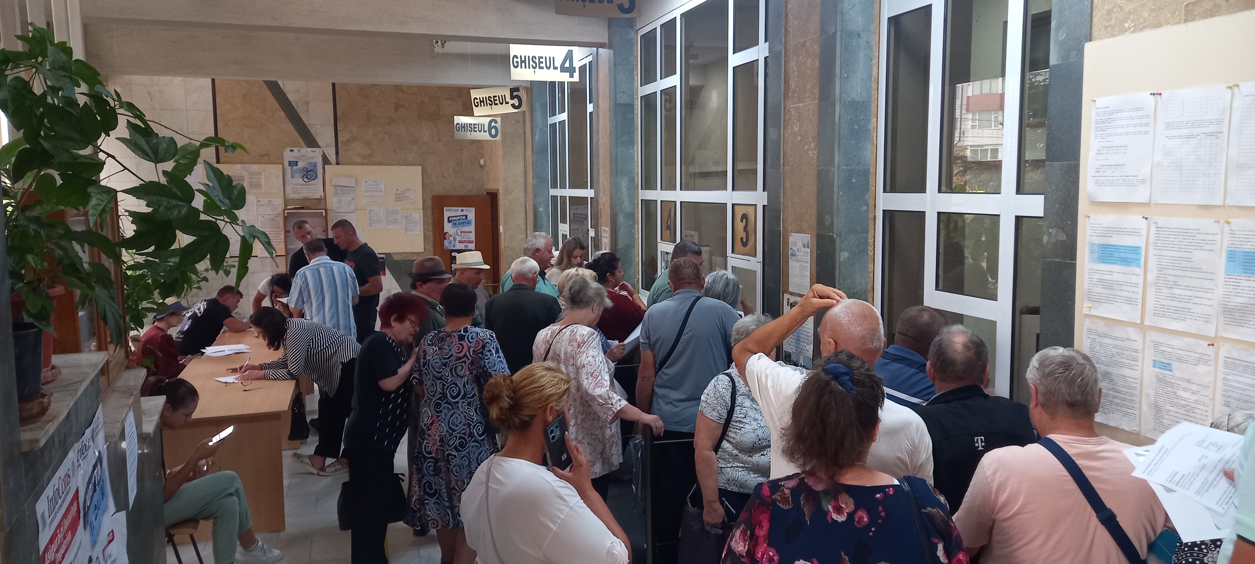 Pensionarii din Botoșani primesc pensiile în conturi bancare