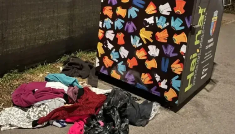 Locuitorii din Cluj-Napoca se plâng de mizeria generată de un container pentru haine uzate