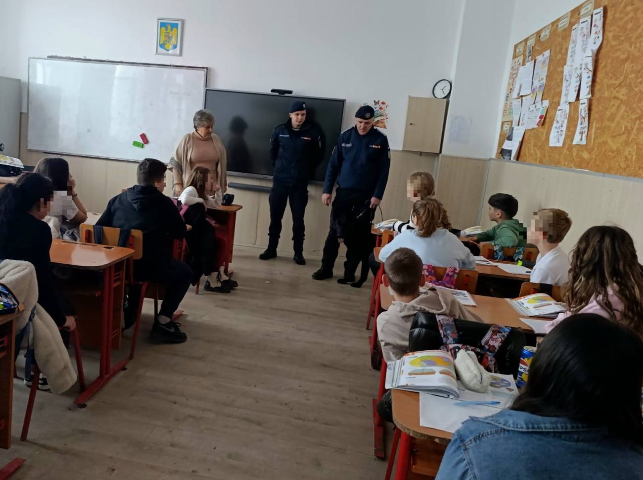 Activități preventive ale jandarmilor în școlile din Dâmbovița