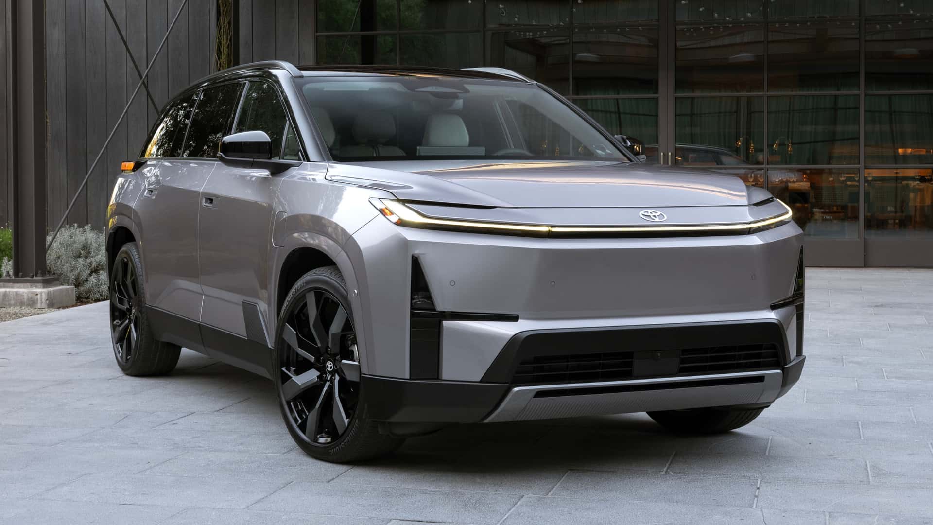 Toyota a lansat primul său SUV electric cu trei rânduri