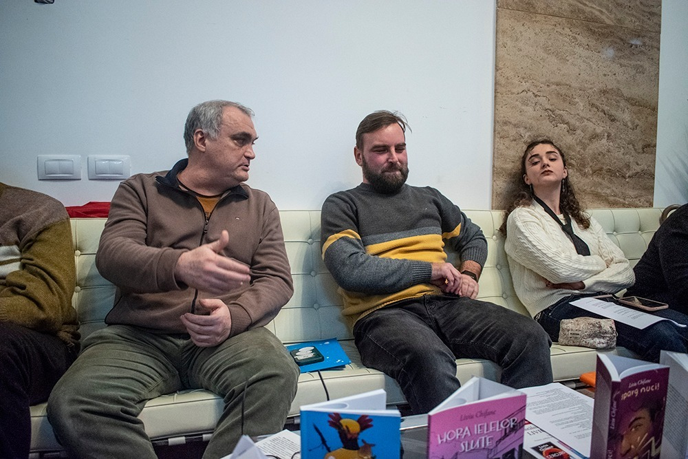 Scriitorul Liviu Chifane încântă publicul la Cenaclul „Noduri și Semne”