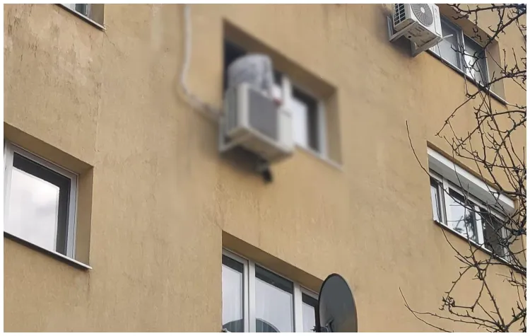 Intervenție rapidă pentru salvarea unui tânăr pe un aparat de aer condiționat