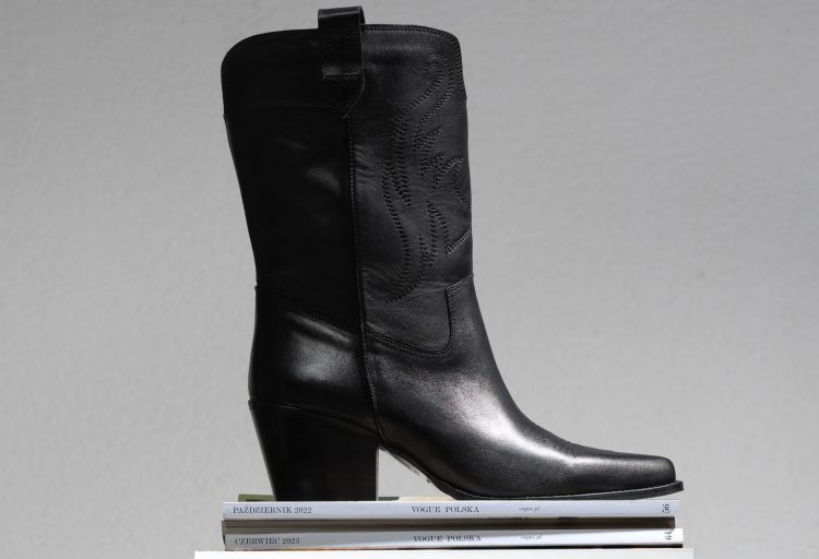 Rochiile fluide și cizmele cowboy, un hit al sezonului estival