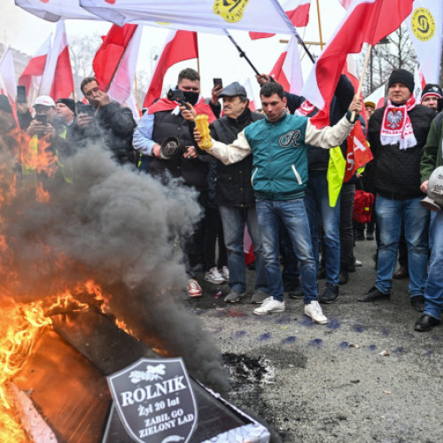 Protestele fermierilor la Varșovia: Sicriul ardut în fața biroului lui Tusk