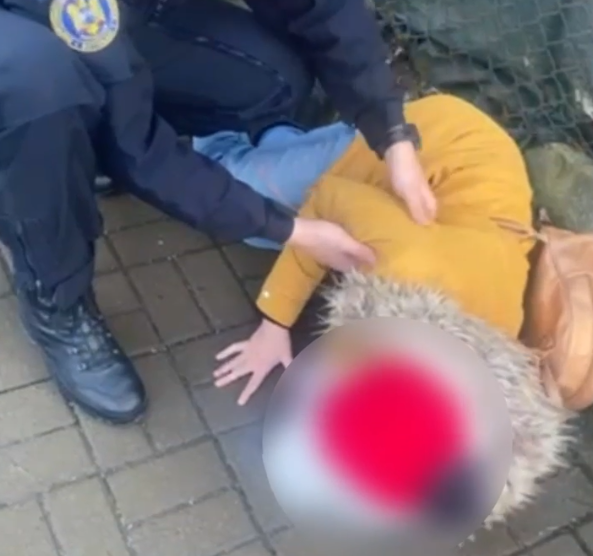 Elevă din Botoșani se prăbușește pe trotuar, transportată la spital