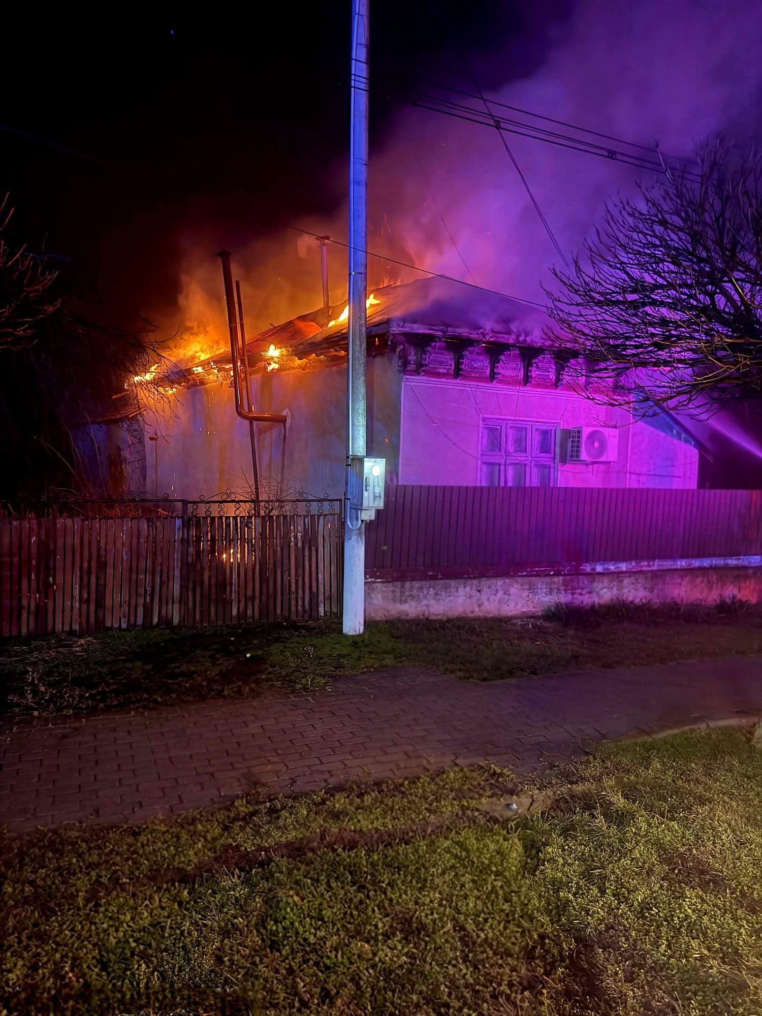 Incendiu devastator în Hodivoaia, peste 100 de metri pătrați afectați