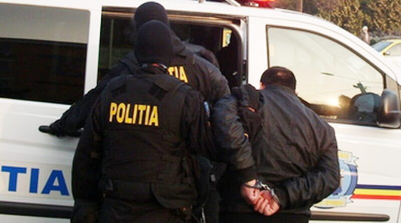 Patru bărbați reținuți în urma perchezițiilor din Vulcan