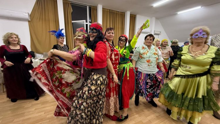 Seniorii sărbătoresc viața la Carnavalul de la Centrul Caspev