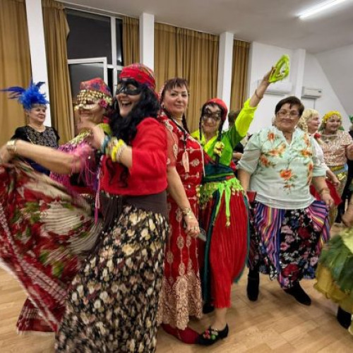 Seniorii sărbătoresc viața la Carnavalul de la Centrul Caspev