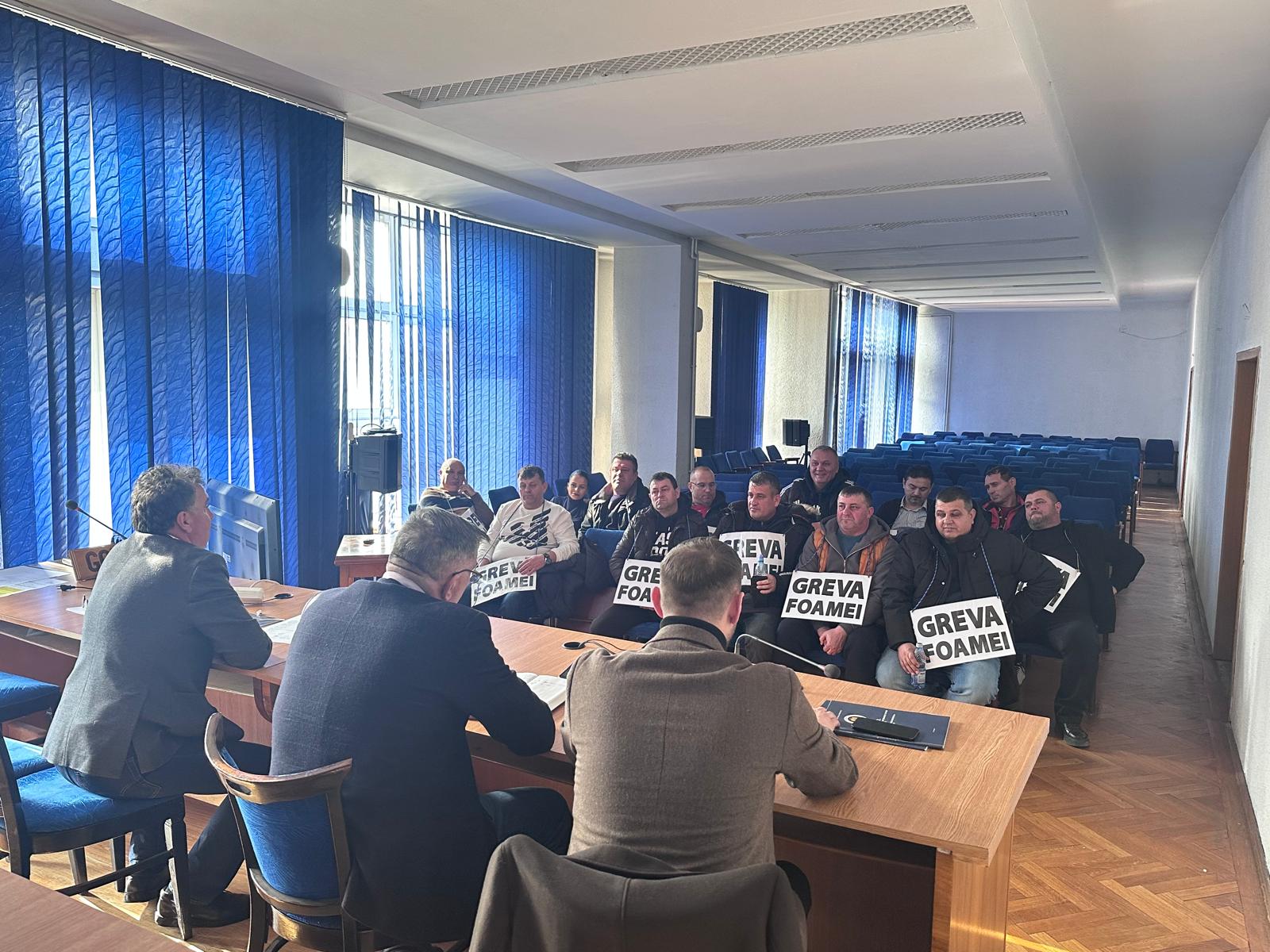 Prefectul Gorj discută cu protestatarii din minerit despre tichetele de masă
