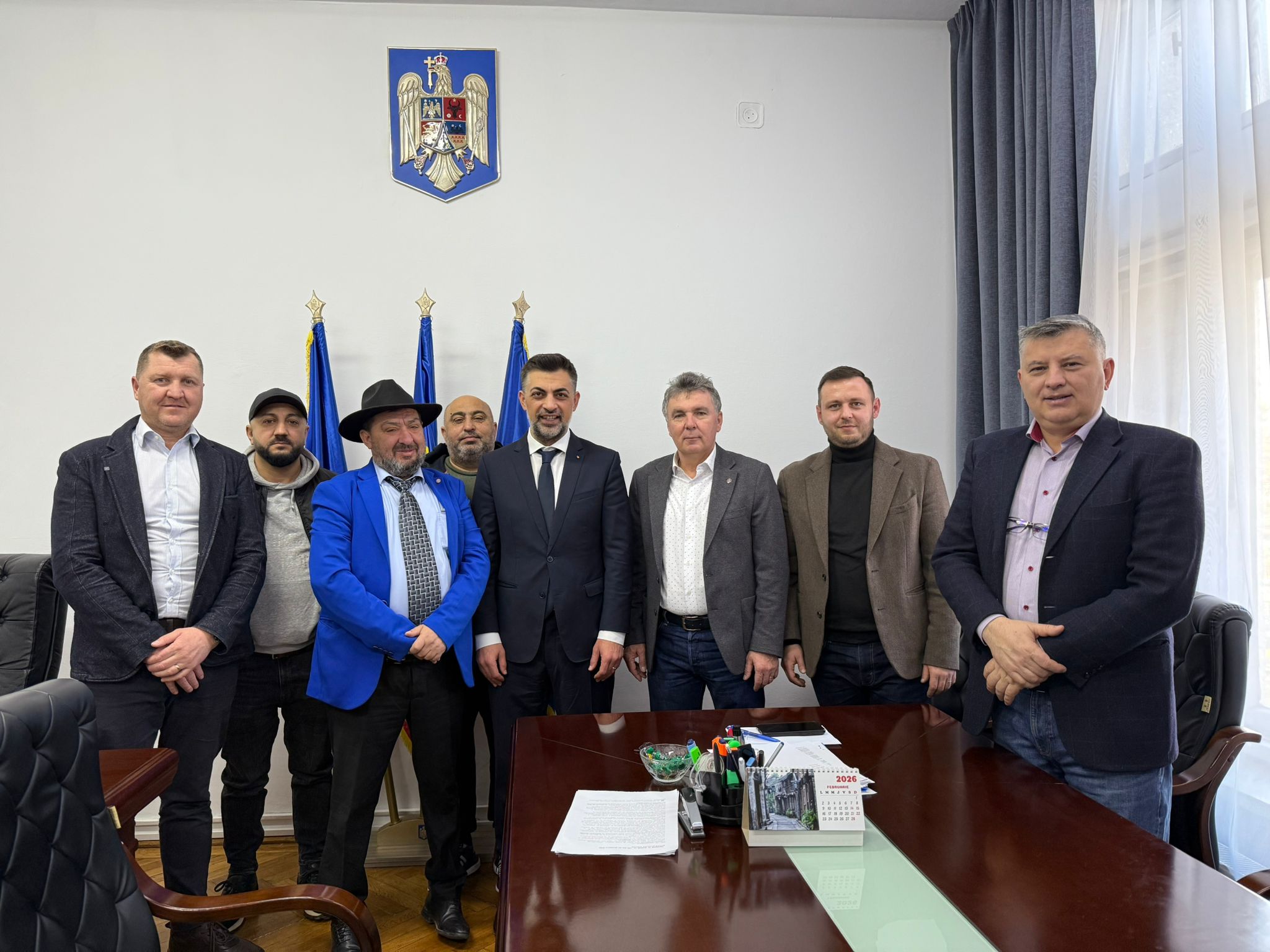 Prefectul Gorjului discută problemele comunității de romi în Târgu Jiu