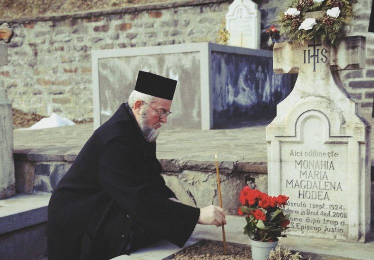 Crestinii sunt invitați să participe la slujbele de pomenire a celor adormiți