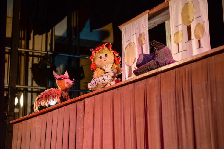 „Scufița Roșie” revine pe scenă la Teatrul de Păpuși Baia Mare