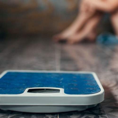 Presa de socializare amplifică riscurile anorexiei la copii