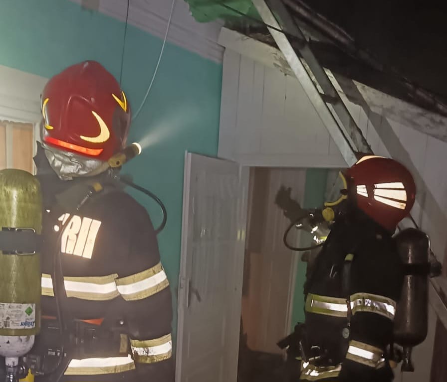 Incendiu amenință casa din Câmpeni, salvare rapidă de la pompieri