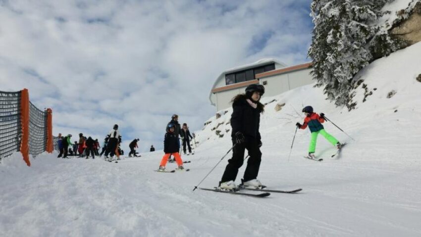Stațiunea Sinaia atrage 2.500 de pasionați de schi în plină vacanță