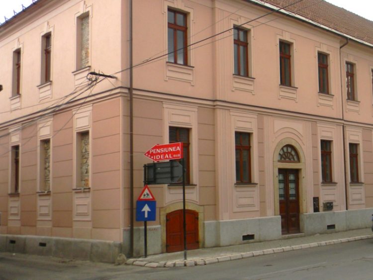 Profesorul de istorie rămâne liber în ciuda acuzațiilor de viol și agresiune sexuală