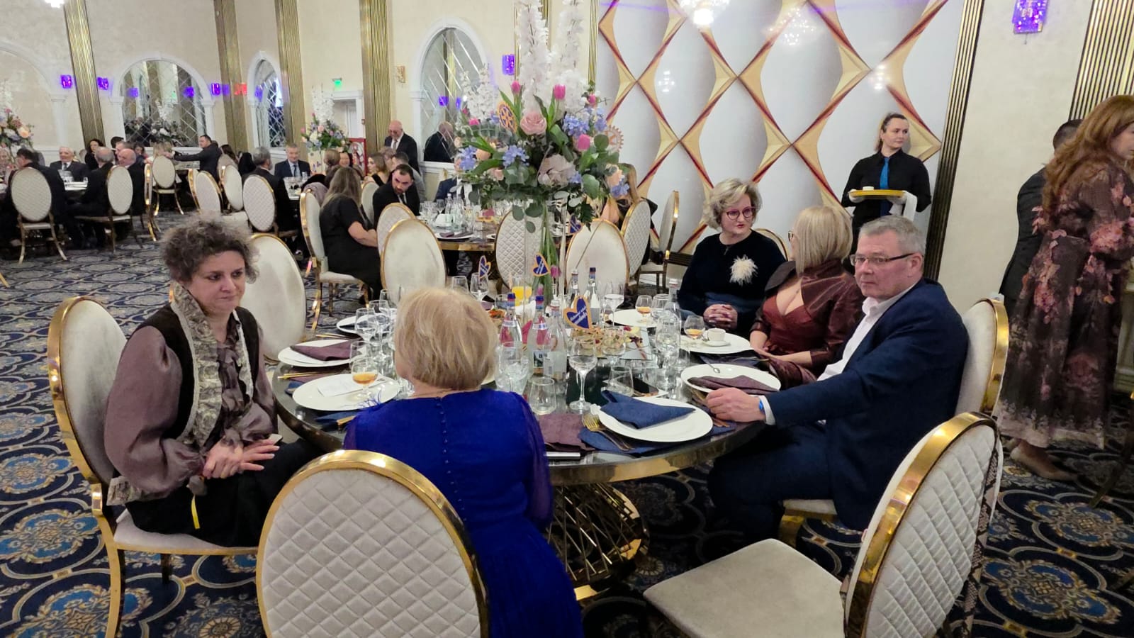 Oameni de afaceri și politicieni sprijină excelența în educație la Balul Rotary