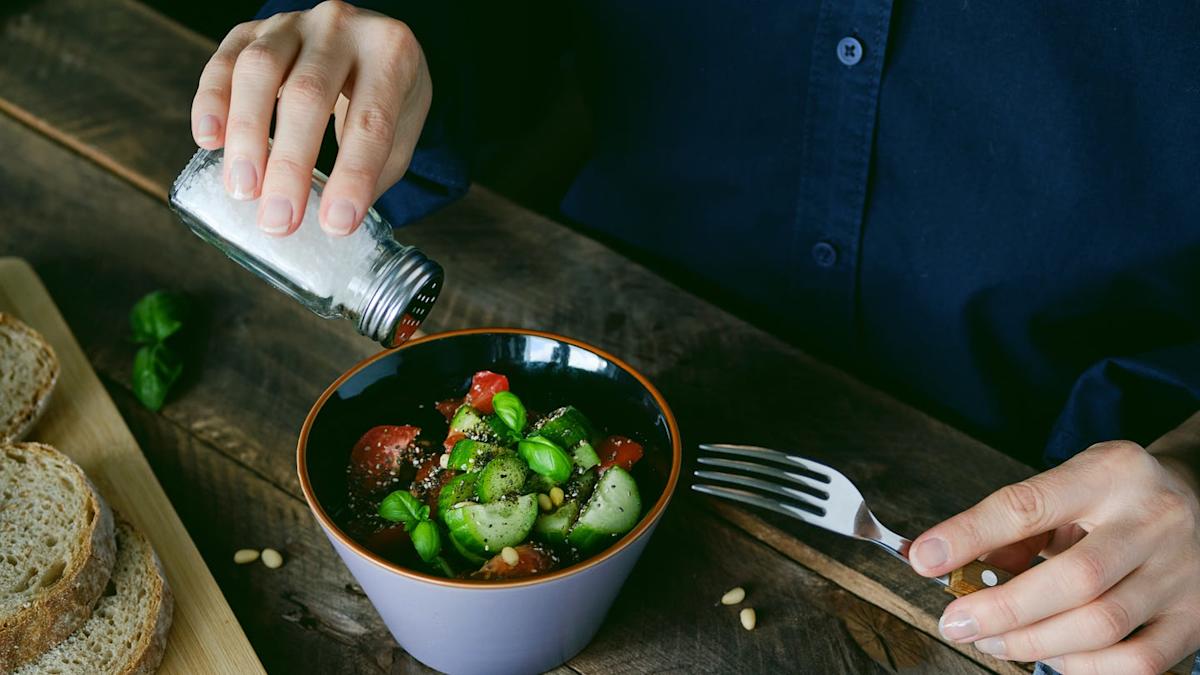 Adăugarea acestui condiment popular în mâncare poate reduce ani din viață, descoperă cercetătorii