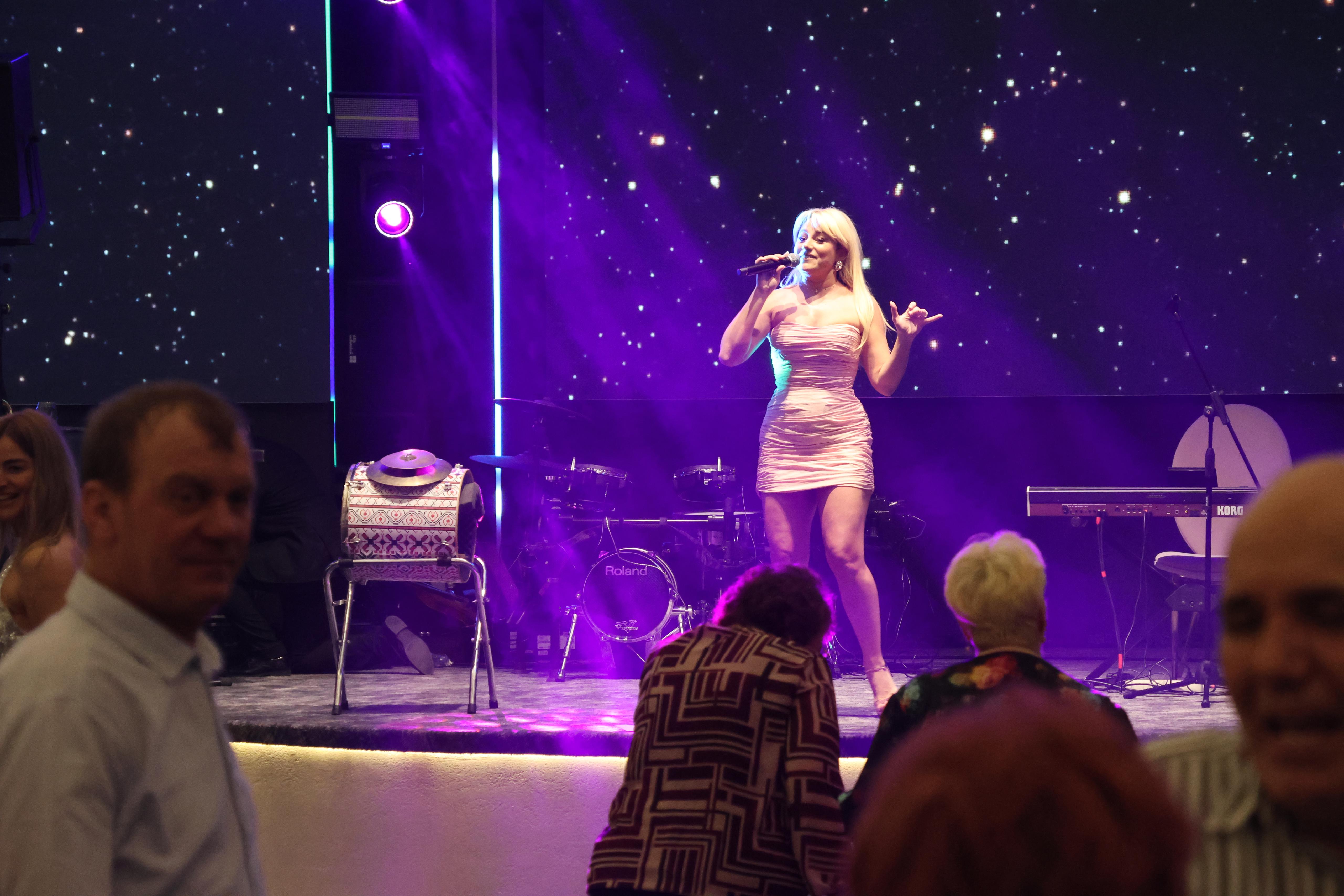 Sute de persoane sărbătoresc Ziua Îndrăgostiților la Solis Forum